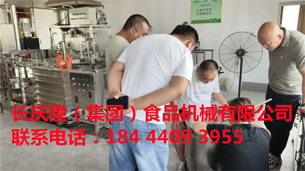 張家口成先生一行人經(jīng)過多家考察后在長慶隆公司購買了200型真空吸豆雙聯(lián)磨漿機(jī)組、四工位氣動大豆腐機(jī)、中型干豆腐機(jī)等全套設(shè)備，感謝信任[抱拳]長慶隆祝?成先生生意興隆，財源廣進(jìn)，開業(yè)大吉 (5).jpg