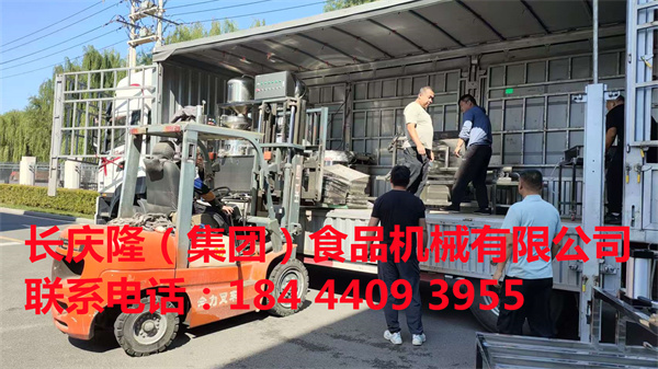 張家口成先生一行人經(jīng)過多家考察后在長慶隆公司購買了200型真空吸豆雙聯(lián)磨漿機(jī)組、四工位氣動大豆腐機(jī)、中型干豆腐機(jī)等全套設(shè)備，感謝信任[抱拳]長慶隆祝?成先生生意興隆，財源廣進(jìn)，開業(yè)大吉 (7).jpg