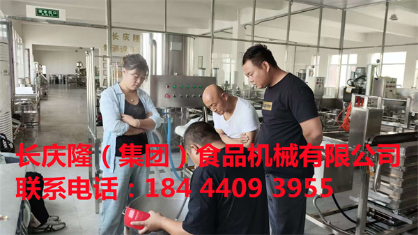 張家口成先生一行人經(jīng)過多家考察后在長慶隆公司購買了200型真空吸豆雙聯(lián)磨漿機(jī)組、四工位氣動大豆腐機(jī)、中型干豆腐機(jī)等全套設(shè)備，感謝信任[抱拳]長慶隆祝?成先生生意興隆，財源廣進(jìn)，開業(yè)大吉 (4).jpg