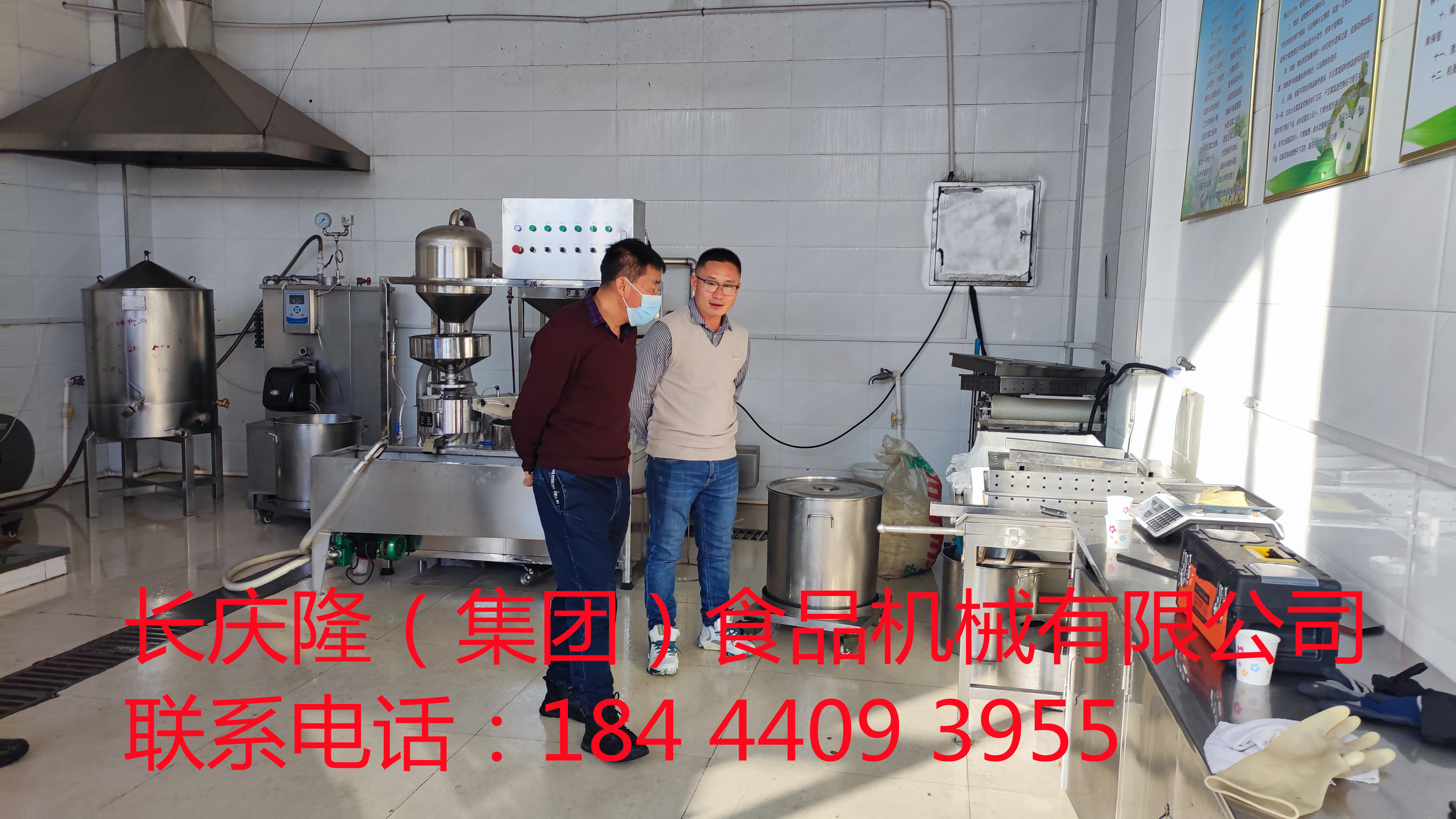 印度尼西亞客戶在長慶隆購買臥式雙聯磨等豆腐機設備并開始學習，感謝客戶漂洋過海的信任，長慶隆祝客戶在國外創業致富，生意興隆通四海，財源茂盛達三江。 (3)_副本.jpg
