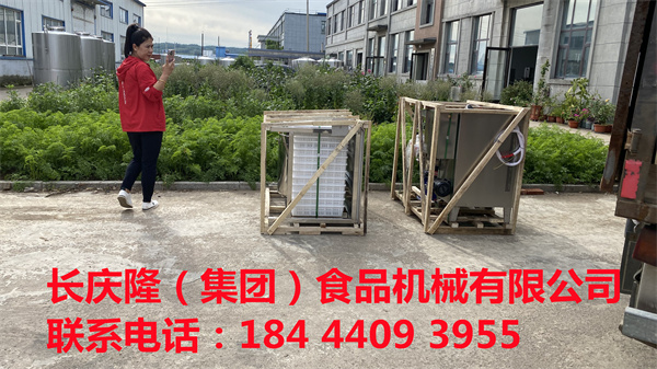 松原客戶購買的仿手工干豆腐機，電鍋爐，煮漿鍋等全套豆制品設備，已經打好包裝裝車發貨了，長慶隆祝您心想事成，財源滾滾來。 (1).jpg