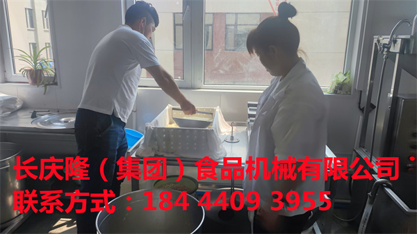 大連市高先生在長慶隆沈陽總部購買了大豆腐機全套設備，學習完成。祝高先生心想事成、一帆風順、開業大吉！ (5).jpg