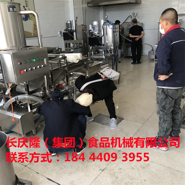 吉林口前王哥夫婦是長慶隆的老客戶了，疫情解封后，再次來到長慶隆購買全自動干豆腐機(jī)全套設(shè)備并完成學(xué)習(xí)。設(shè)備已裝車。長慶隆祝您生意興隆！  (2).jpg