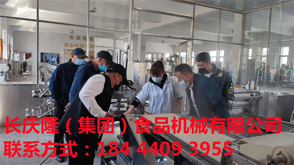 天津市張先生購買了中型干豆腐機、洗布機、三連磨漿機等設備，現(xiàn)在用自己的機器開始學習。 (7).jpg