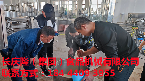天津市張先生購買了中型干豆腐機、洗布機、三連磨漿機等設備，現(xiàn)在用自己的機器開始學習。 (1).jpg
