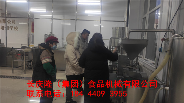 白城市蘇女士一家人在沈陽銷售總部購買了豆腐機全套設備，學習結(jié)束掃碼付全款 (2).jpg
