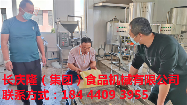 天津市張先生購買了中型干豆腐機、洗布機、三連磨漿機等設備，現(xiàn)在用自己的機器開始學習。 (9).jpg