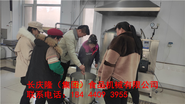 白城市蘇女士一家人在沈陽銷售總部購買了豆腐機全套設備，學習結(jié)束掃碼付全款 (8).jpg