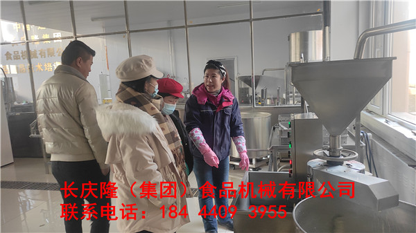 白城市蘇女士一家人在沈陽銷售總部購買了豆腐機全套設備，學習結(jié)束掃碼付全款 (4).jpg