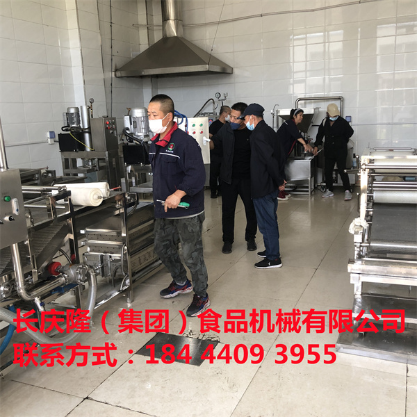 吉林口前王哥夫婦是長慶隆的老客戶了，疫情解封后，再次來到長慶隆購買全自動干豆腐機(jī)全套設(shè)備并完成學(xué)習(xí)。設(shè)備已裝車。長慶隆祝您生意興隆！  (7).jpg