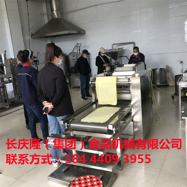 吉林口前王哥夫婦是長慶隆的老客戶了，疫情解封后，再次來到長慶隆購買全自動干豆腐機(jī)全套設(shè)備并完成學(xué)習(xí)。設(shè)備已裝車。長慶隆祝您生意興隆！  (8).jpg
