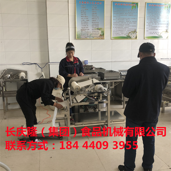 吉林口前王哥夫婦是長慶隆的老客戶了，疫情解封后，再次來到長慶隆購買全自動干豆腐機(jī)全套設(shè)備并完成學(xué)習(xí)。設(shè)備已裝車。長慶隆祝您生意興隆！  (9).jpg