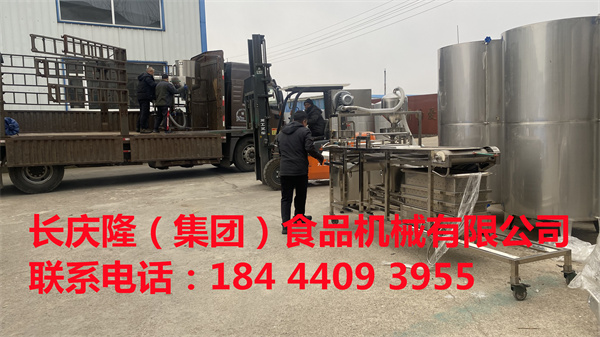 雙鴨山客戶購買的小型全自動干豆腐機全套豆制品設備，已經(jīng)裝車發(fā)貨了，長慶隆祝您生意興隆，心想事成。 (4).jpg