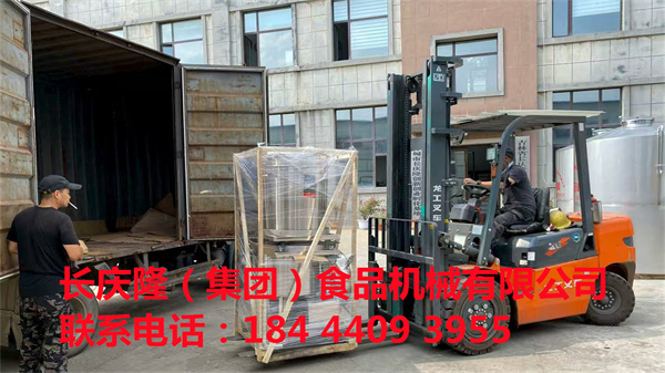 白城客戶訂購的豆制品設(shè)備，正在裝車中，馬上裝車完成，直接發(fā)走，長慶隆祝您心想事成，萬事如意。.jpg