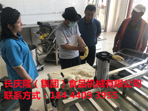 74歲大爺從大連坐車到長慶隆直接購買大豆腐全套設備！大爺在網絡上關注長慶隆有一點時間了，也是長慶隆的忠實粉絲了！對長慶隆特別認可！學習已完成！長慶隆祝您身體健康，開業大吉，財源滾滾，紅紅火火！ (5).jpg
