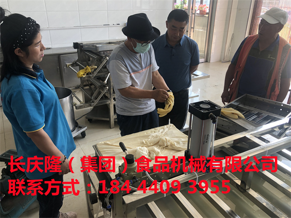 74歲大爺從大連坐車到長慶隆直接購買大豆腐全套設備！大爺在網絡上關注長慶隆有一點時間了，也是長慶隆的忠實粉絲了！對長慶隆特別認可！學習已完成！長慶隆祝您身體健康，開業大吉，財源滾滾，紅紅火火！ (4).jpg