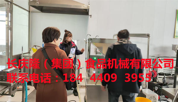 營口鄧先生二人去幾內亞國家做豆腐，在長慶隆公司購買了磨漿機、煮漿鍋、立式無煙鍋爐、小型全自動干豆腐機、大豆腐機等全套設備，正在簽單中 (2).jpg