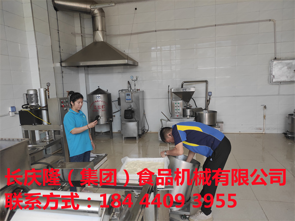 長(zhǎng)春客戶孫先生是長(zhǎng)慶隆的老鐵粉了，疫情解封后直接來到長(zhǎng)慶隆訂購(gòu)了小型全自動(dòng)干豆腐機(jī)，大豆腐機(jī)全套設(shè)備，已完成學(xué)習(xí)！設(shè)備打包完畢準(zhǔn)備發(fā)貨！感謝您對(duì)長(zhǎng)慶隆的支持與認(rèn)可!長(zhǎng)慶隆祝您生意興??！紅紅火火！  (8).jpg