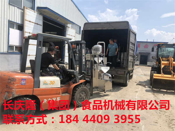 長(zhǎng)春客戶孫先生是長(zhǎng)慶隆的老鐵粉了，疫情解封后直接來到長(zhǎng)慶隆訂購(gòu)了小型全自動(dòng)干豆腐機(jī)，大豆腐機(jī)全套設(shè)備，已完成學(xué)習(xí)！設(shè)備打包完畢準(zhǔn)備發(fā)貨！感謝您對(duì)長(zhǎng)慶隆的支持與認(rèn)可!長(zhǎng)慶隆祝您生意興隆！紅紅火火！  (1).jpg