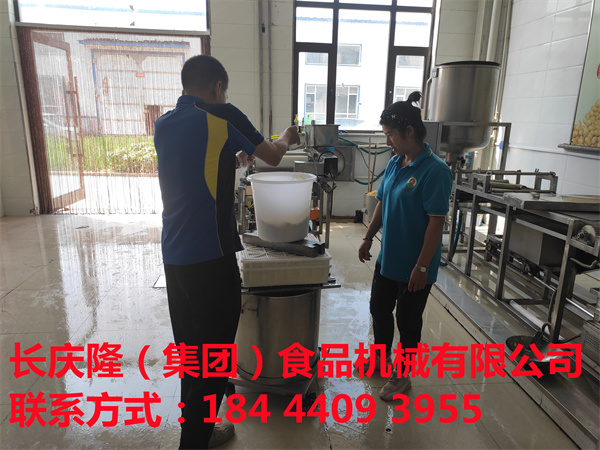 長(zhǎng)春客戶孫先生是長(zhǎng)慶隆的老鐵粉了，疫情解封后直接來到長(zhǎng)慶隆訂購(gòu)了小型全自動(dòng)干豆腐機(jī)，大豆腐機(jī)全套設(shè)備，已完成學(xué)習(xí)！設(shè)備打包完畢準(zhǔn)備發(fā)貨！感謝您對(duì)長(zhǎng)慶隆的支持與認(rèn)可!長(zhǎng)慶隆祝您生意興隆！紅紅火火！  (3).jpg