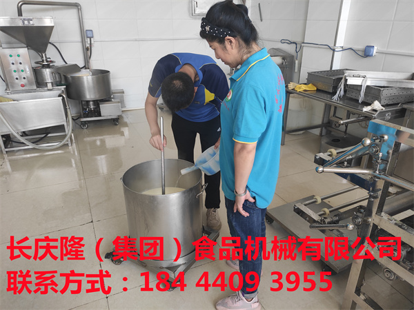 長(zhǎng)春客戶孫先生是長(zhǎng)慶隆的老鐵粉了，疫情解封后直接來到長(zhǎng)慶隆訂購(gòu)了小型全自動(dòng)干豆腐機(jī)，大豆腐機(jī)全套設(shè)備，已完成學(xué)習(xí)！設(shè)備打包完畢準(zhǔn)備發(fā)貨！感謝您對(duì)長(zhǎng)慶隆的支持與認(rèn)可!長(zhǎng)慶隆祝您生意興?。〖t紅火火！  (2).jpg