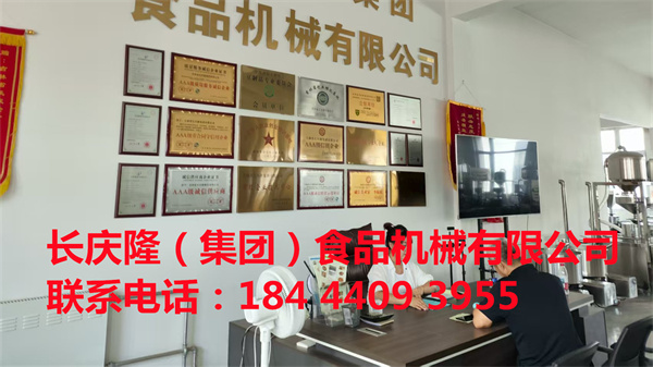 大連那先生在長慶隆購買了中型仿手工干豆腐機(jī)設(shè)備，學(xué)習(xí)完畢合同簽單中。長慶隆祝那先生生意興隆，財(cái)源廣進(jìn)！.jpg