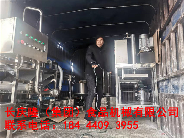 海倫客戶顏先生訂購的小型全自動干豆腐機全套設備現在裝車發貨中，長慶隆祝您生意興隆，財源滾滾來 (1).jpg