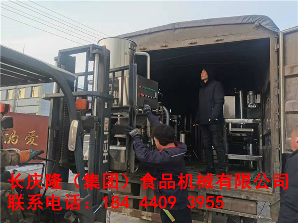 海倫客戶顏先生訂購的小型全自動干豆腐機全套設備現在裝車發貨中，長慶隆祝您生意興隆，財源滾滾來 (3).jpg