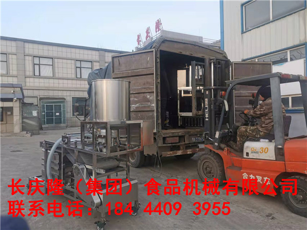 海倫客戶顏先生訂購的小型全自動干豆腐機全套設備現在裝車發貨中，長慶隆祝您生意興隆，財源滾滾來 (2).jpg