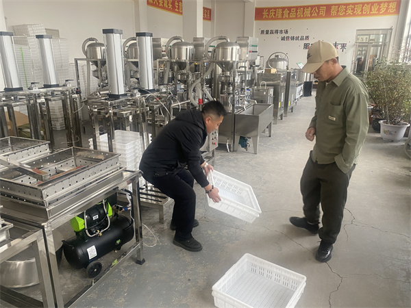 牡丹江郎先生考察后購置了全套豆制品設備，已經簽約完成。長慶隆祝您生意興隆，財源廣進。 (2).jpg