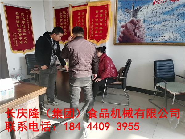 安圖楊先生關注長慶隆很久了，今日來到長慶隆購買了大豆腐機全套設備，稍后進入實操教學階段！長慶隆祝您財源廣進，生意興隆。 (1).jpg