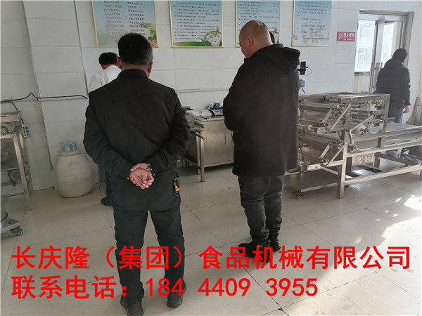 安圖楊先生關注長慶隆很久了，今日來到長慶隆購買了大豆腐機全套設備，稍后進入實操教學階段！長慶隆祝您財源廣進，生意興隆。 (4).jpg