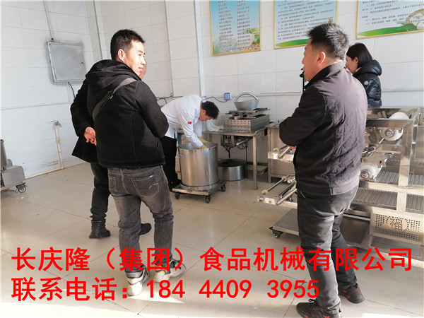 安圖楊先生關注長慶隆很久了，今日來到長慶隆購買了大豆腐機全套設備，稍后進入實操教學階段！長慶隆祝您財源廣進，生意興隆。 (2).jpg