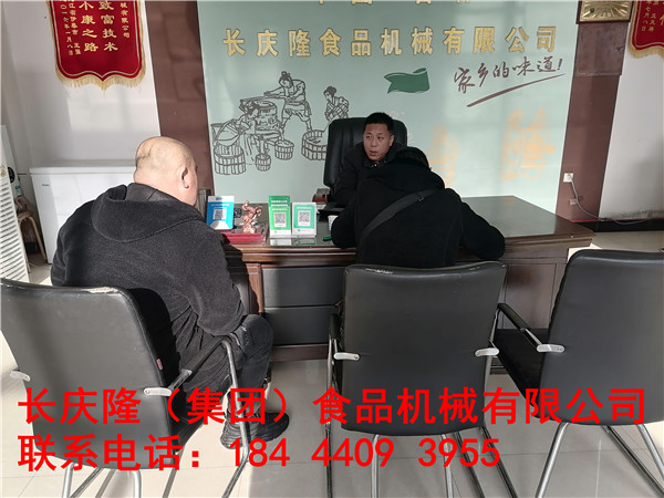 安圖楊先生關注長慶隆很久了，今日來到長慶隆購買了大豆腐機全套設備，稍后進入實操教學階段！長慶隆祝您財源廣進，生意興隆。 (6).jpg