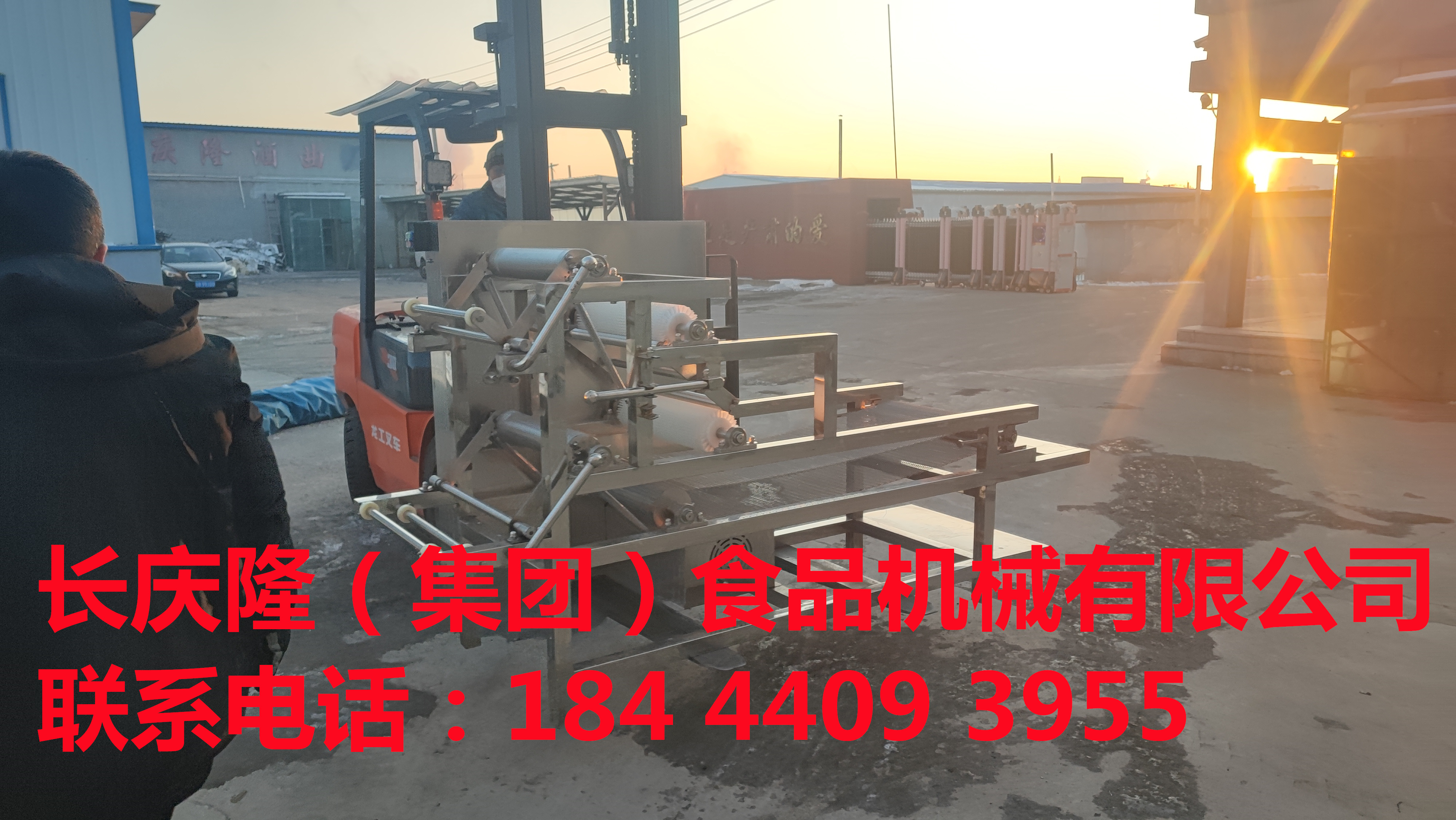 尚志客戶定購的小型干豆腐機生產線裝車發貨，感謝客戶的支持與信任，長慶隆祝客戶生意興隆財源廣進！ (2)_副本.jpg