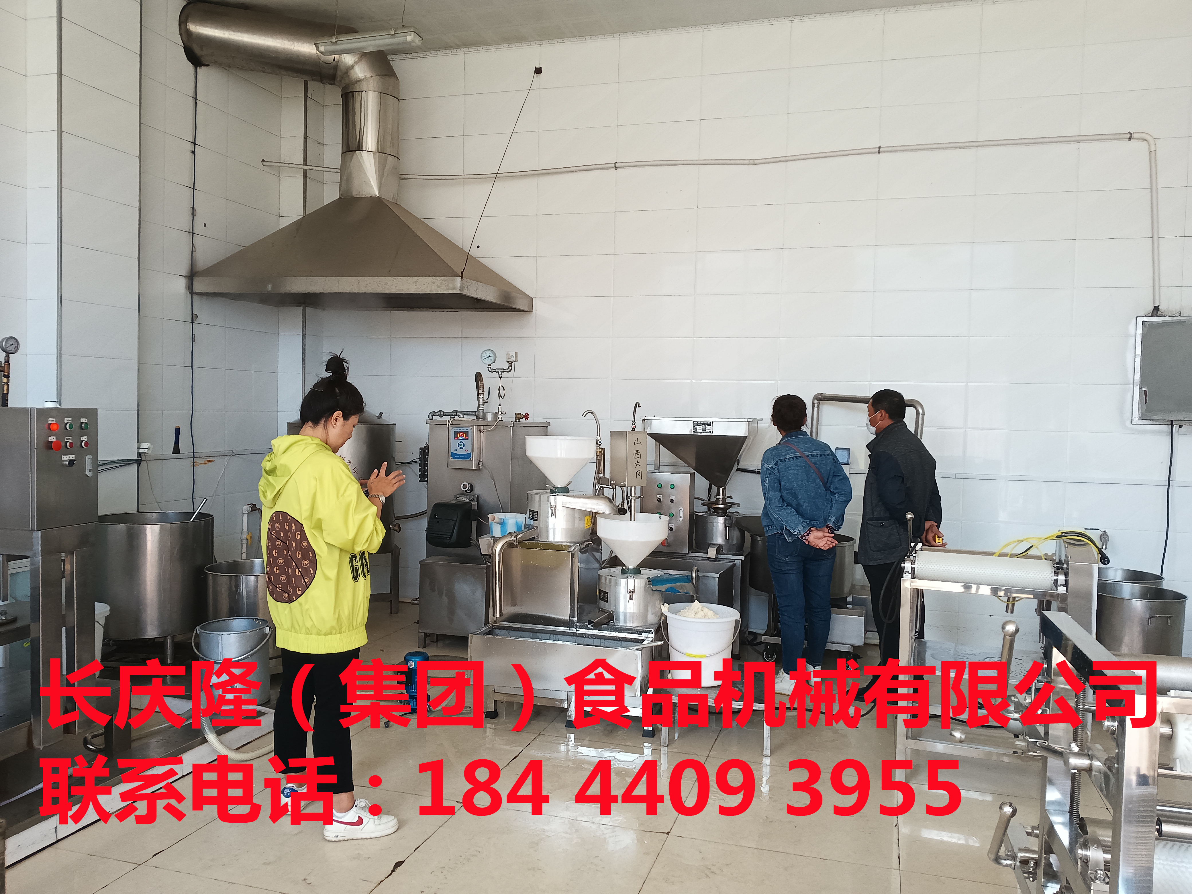 敦化客戶姜先生下午來到公司，考察后直接訂購了單磨組合，60型燃煤雙加熱煮漿鍋等設備，學習中 (6).jpg
