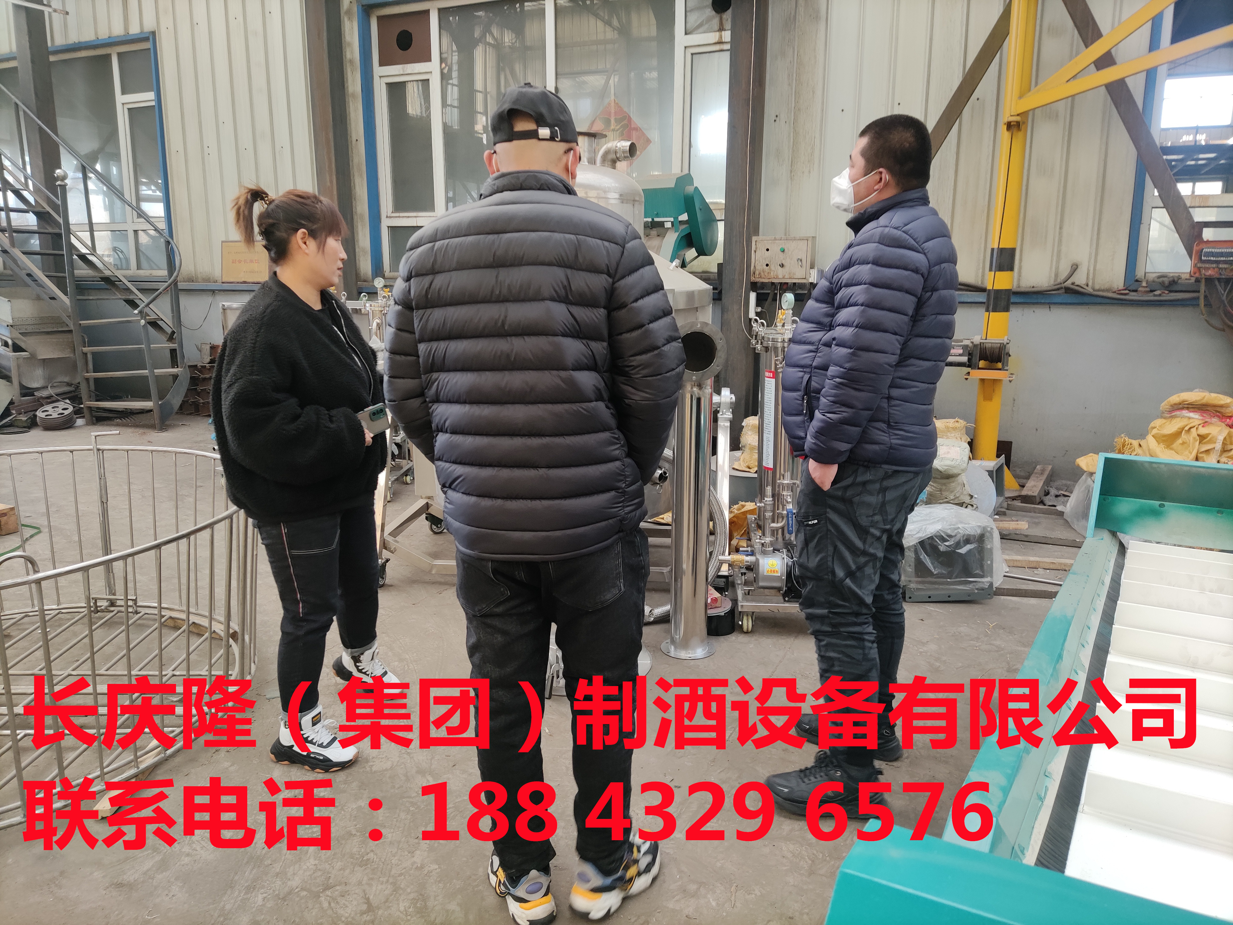 河北承德客户关注长庆隆很久了，经过沟通后，对长庆隆的设备与服务非常满意，今天直接来到长庆隆购买了500型摇锅全套酿酒设备，直接在这里实操学习酿酒技术，长庆隆祝您酿酒致富，心想事成。 (5).jpg