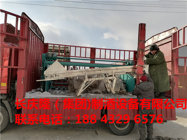 内蒙扎鲁特旗客户购买的拌料机与起窖机已经装车发走了！想要酿酒轻松，省时省力省人工，起窖机拌料机是你的好选择，长庆隆祝您财源广进，心想事成 (2).jpg