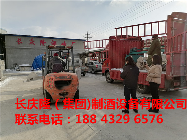 内蒙扎鲁特旗客户购买的拌料机与起窖机已经装车发走了！想要酿酒轻松，省时省力省人工，起窖机拌料机是你的好选择，长庆隆祝您财源广进，心想事成 (3).jpg