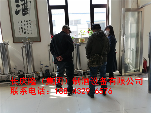 白山客户看中了酿酒行业的发展前景，考察过后对长庆隆的设备与服务非常满意，直接购买500型酒锅、立式无烟锅炉、白酒催陈净化器等全套酿酒设备，直接进入实操教学阶段，设备当天直接装车发走；长庆隆祝您财源广进，酿酒致富。 (1)_副本.jpg