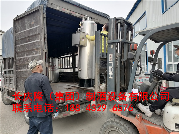 白山客户看中了酿酒行业的发展前景，考察过后对长庆隆的设备与服务非常满意，直接购买500型酒锅、立式无烟锅炉、白酒催陈净化器等全套酿酒设备，直接进入实操教学阶段，设备当天直接装车发走；长庆隆祝您财源广进，酿酒致富。 (4)_副本.jpg