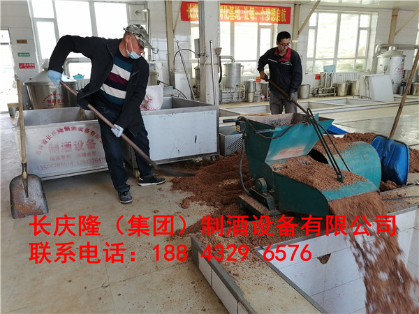 白山客户看中了酿酒行业的发展前景，考察过后对长庆隆的设备与服务非常满意，直接购买500型酒锅、立式无烟锅炉、白酒催陈净化器等全套酿酒设备，直接进入实操教学阶段，设备当天直接装车发走；长庆隆祝您财源广进，酿酒致富。 (11)_副本.jpg