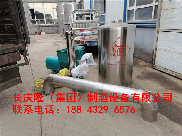白山客户看中了酿酒行业的发展前景，考察过后对长庆隆的设备与服务非常满意，直接购买500型酒锅、立式无烟锅炉、白酒催陈净化器等全套酿酒设备，直接进入实操教学阶段，设备当天直接装车发走；长庆隆祝您财源广进，酿酒致富。 (7)_副本.jpg