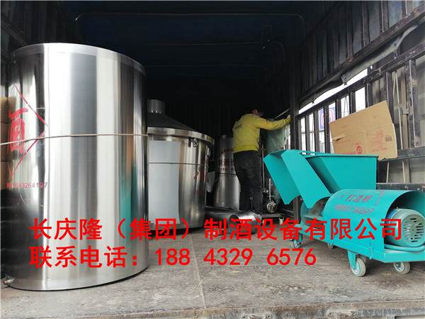 白山客户看中了酿酒行业的发展前景，考察过后对长庆隆的设备与服务非常满意，直接购买500型酒锅、立式无烟锅炉、白酒催陈净化器等全套酿酒设备，直接进入实操教学阶段，设备当天直接装车发走；长庆隆祝您财源广进，酿酒致富。 (5)_副本.jpg