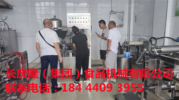长春门氏生鲜和长庆隆强强联手，在长庆隆购置大豆腐机全套设备签约中，长庆隆祝门式生鲜生意兴隆财源广进！ (3).jpg