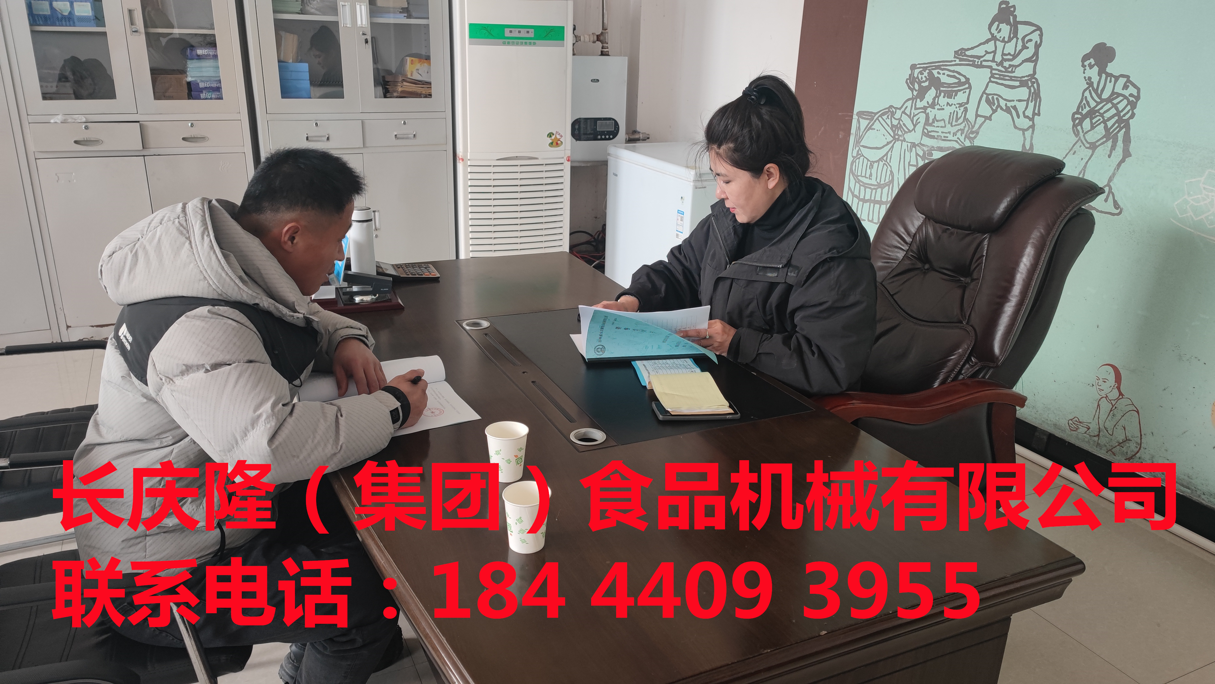 每一次签约都是新的奔赴，白山客户定购的豆腐机全套设备正在签约中，希望这设备能成为他开启豆腐事业的“金钥匙”，一路长虹。 (2)_副本.jpg