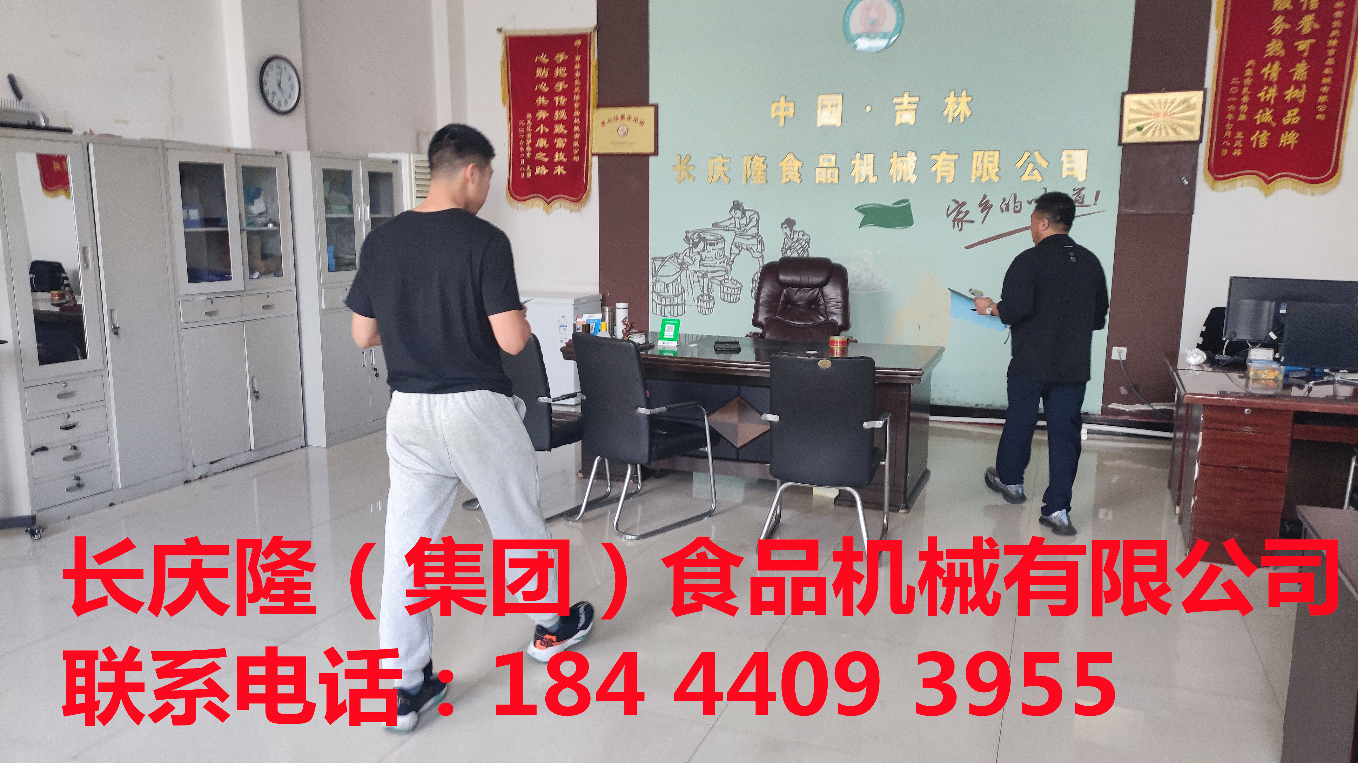 哈尔滨老客户回购仿手工干豆腐机，自吸打脑桶等设备正在签约，感谢老客户的支持与信任，长庆隆祝老客户生意兴隆财源广进！ (1)_副本.jpg