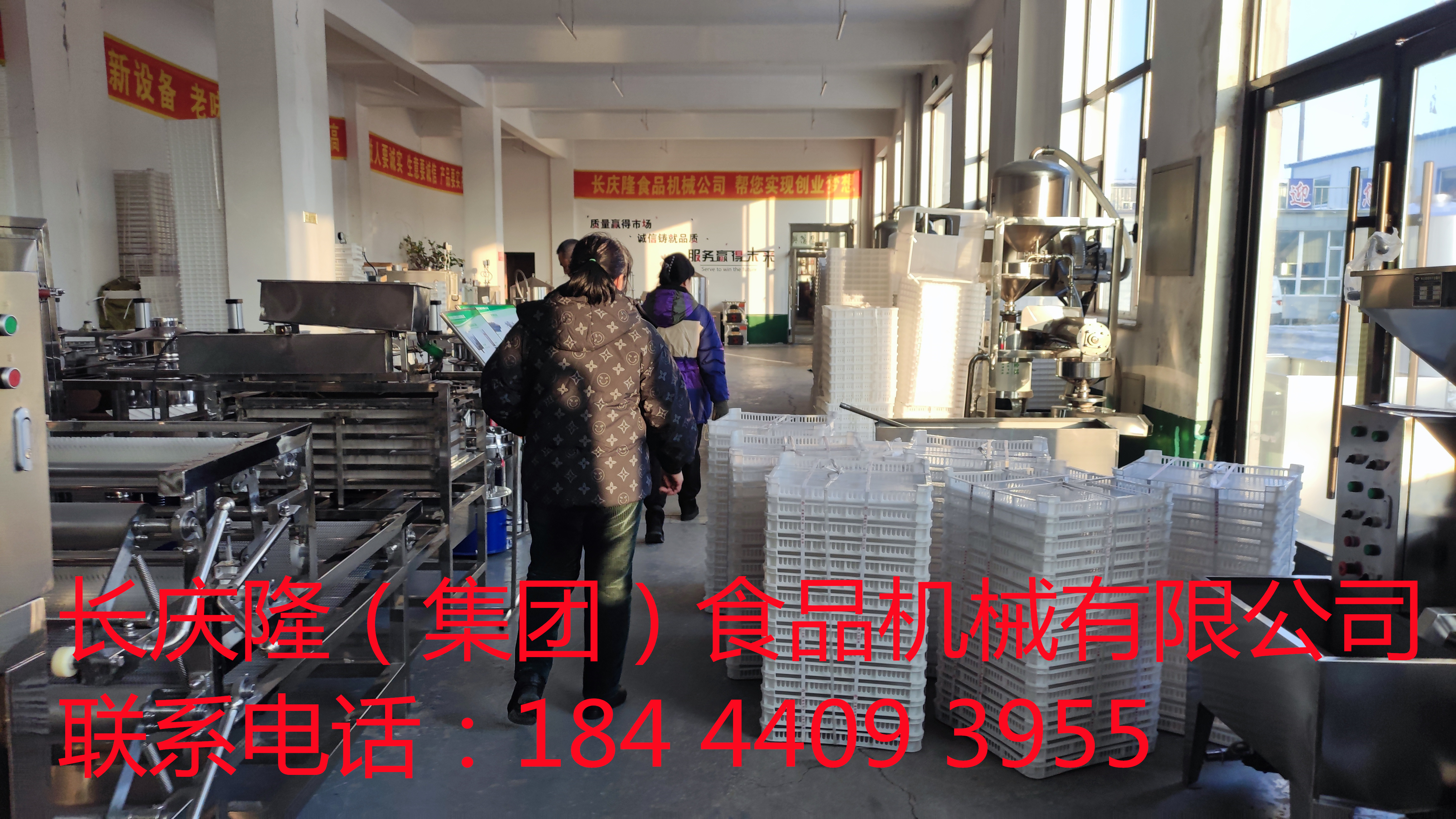 珲春客户今天来到长庆隆，订购了150型凌海双连磨一台，签订合同中。 (5)_副本.jpg