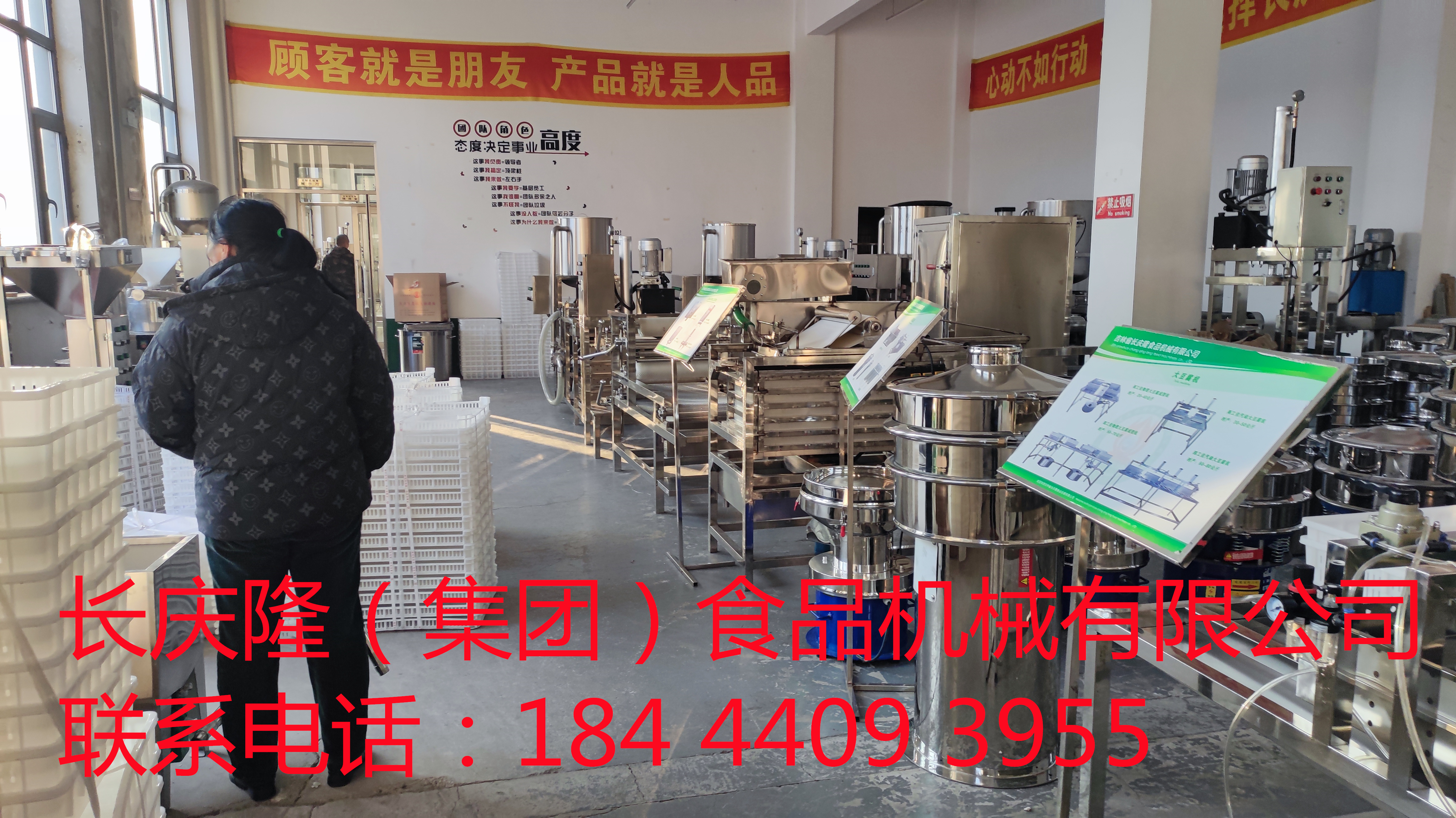 珲春客户今天来到长庆隆，订购了150型凌海双连磨一台，签订合同中。 (3)_副本.jpg