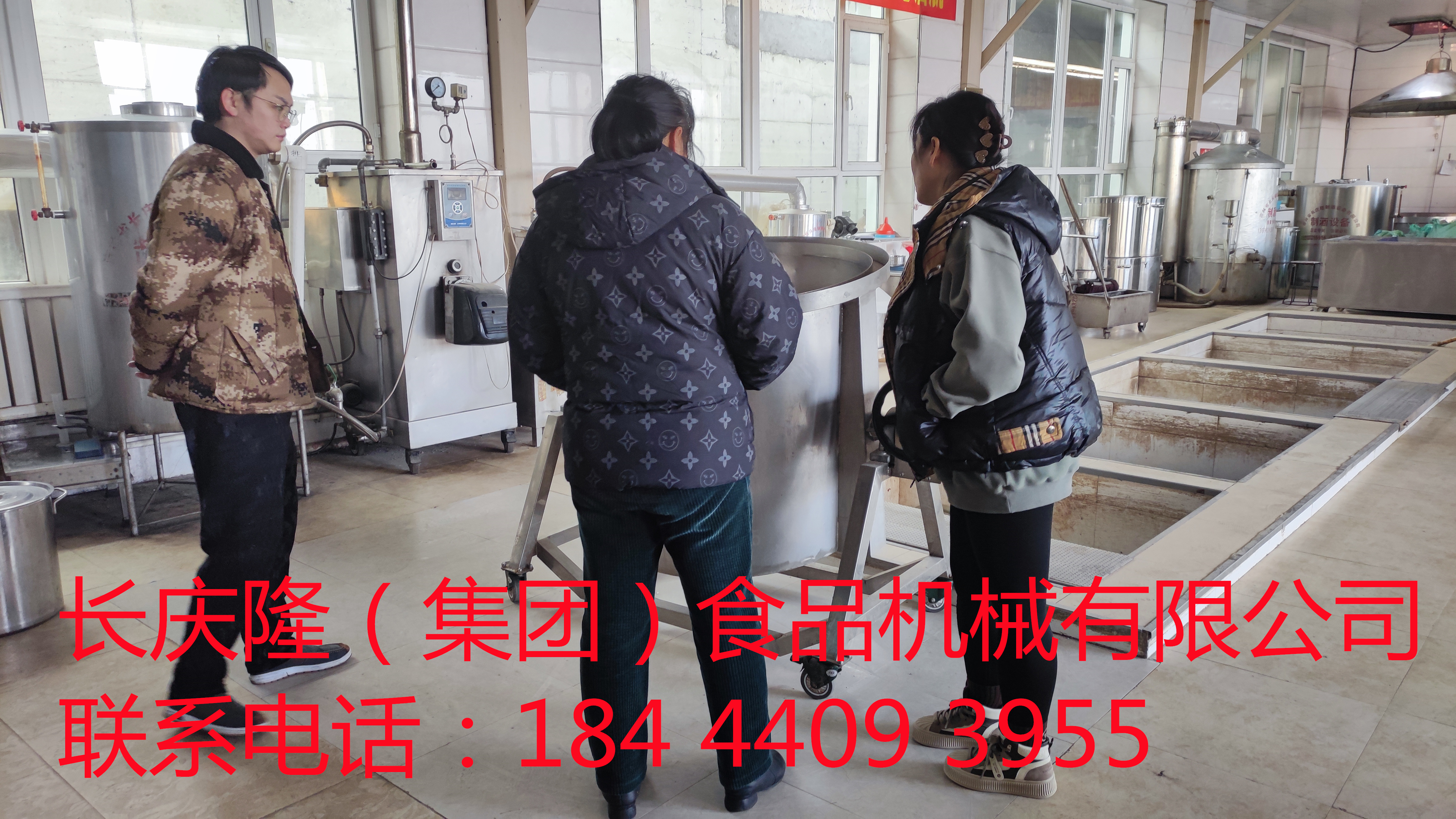珲春客户今天来到长庆隆，订购了150型凌海双连磨一台，签订合同中。 (6)_副本.jpg